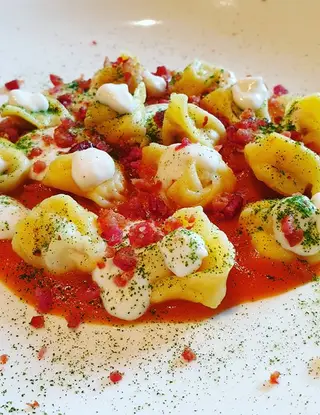 Ricetta Tortellini su salsa di datterini gialli con fonduta al montasio, pancetta e polvere di basilico di robertobabbilonia