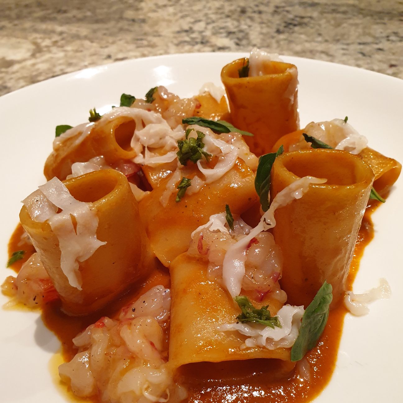 Paccheri in bisque di gamberi rossi con trito di gamberi crudi e fili di lardo di Colonnata