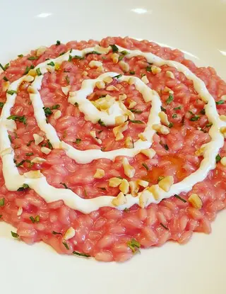 Ricetta Risotto alle rape rosse con salsa al lardo, olio e granella di nocciola bio della Tuscia e erba cipollina di robertobabbilonia