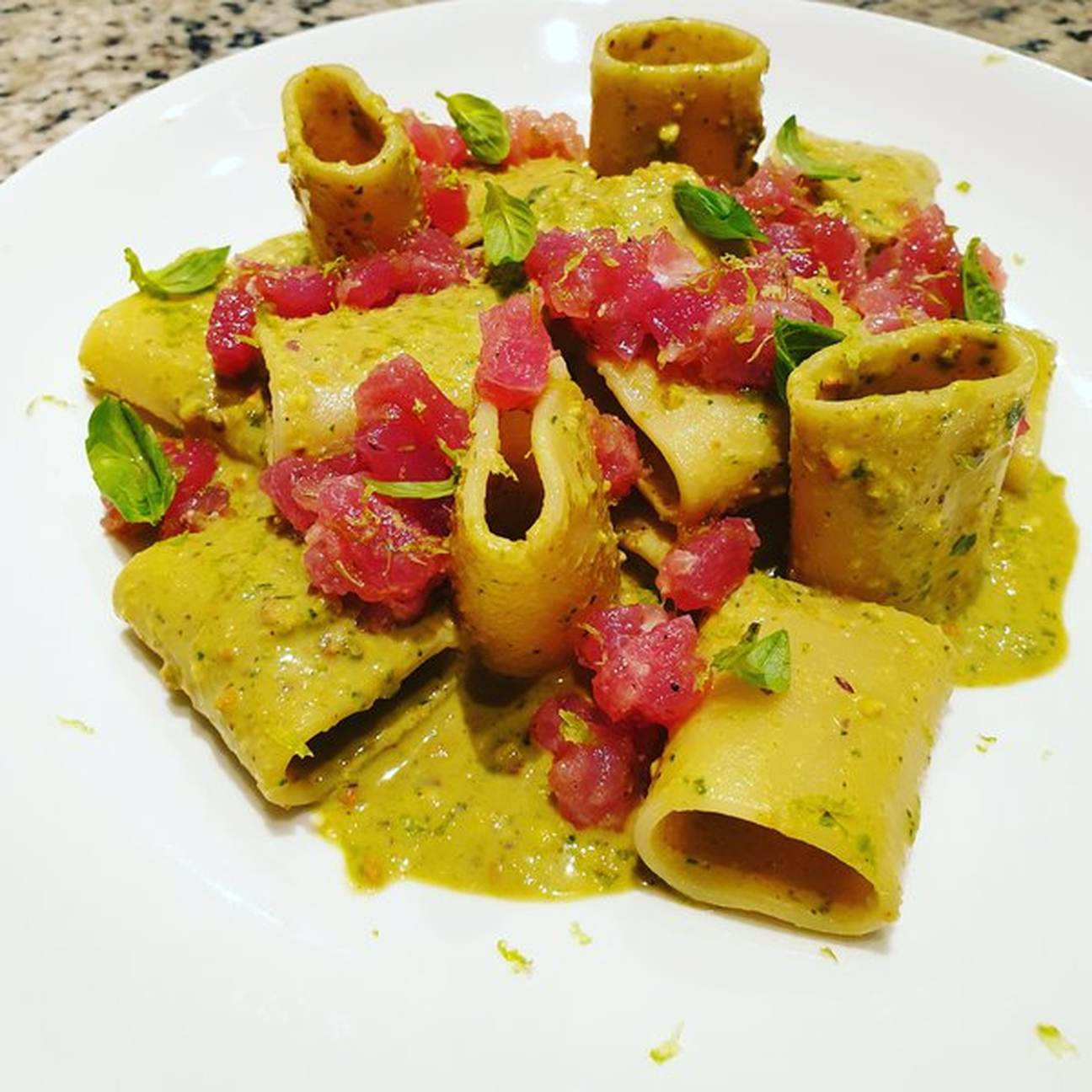 Paccheri con crema di pistacchio, tartare di tonno rosso e basilico