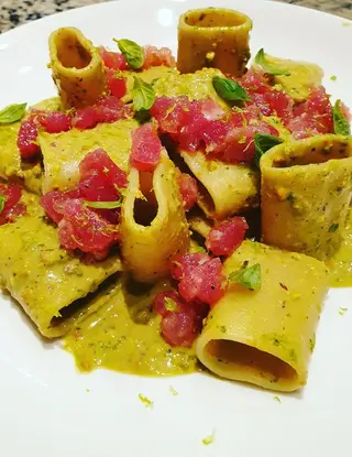 Ricetta Paccheri con crema di pistacchio, tartare di tonno rosso e basilico di robertobabbilonia