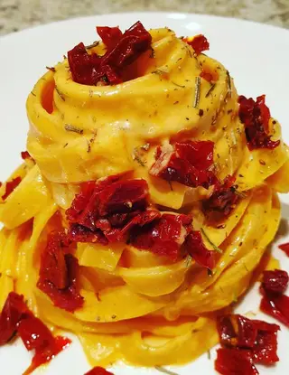 Ricetta Tagliatelle con crema di mandorle speziata alla salsa Sriracha, rosmarino e pomodori secchi di robertobabbilonia