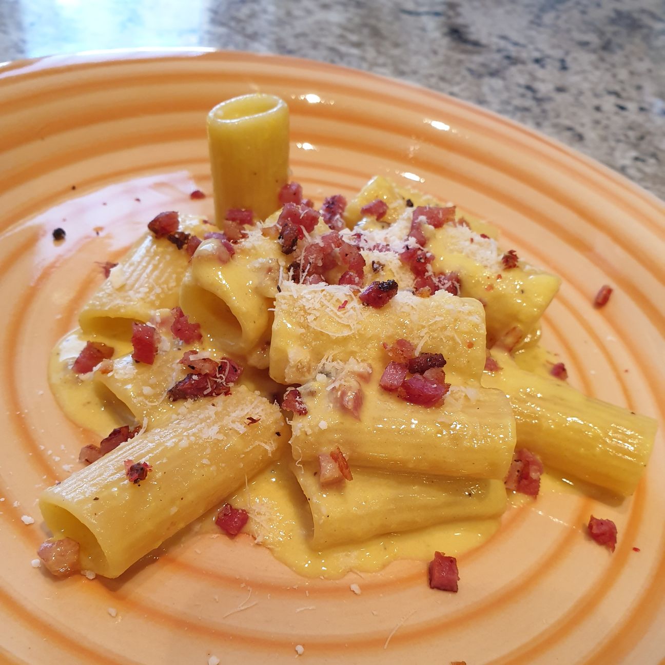 Rigatoni con zabaione salato alla mandorla bio, pancetta croccante e parmigiano