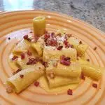 Ricetta Rigatoni con zabaione salato alla mandorla bio, pancetta croccante e parmigiano