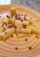 Ricetta Rigatoni con zabaione salato alla mandorla bio, pancetta croccante e parmigiano