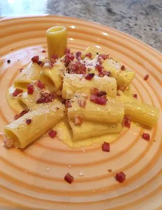 Ricetta Rigatoni con zabaione salato alla mandorla bio, pancetta croccante e parmigiano di robertobabbilonia