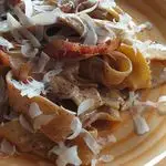 Ricetta Pappardelle con crema di aglio nero e stracciatella, guanciale croccante e ricotta salata