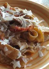 Ricetta Pappardelle con crema di aglio nero e stracciatella, guanciale croccante e ricotta salata