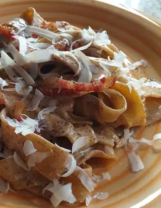 Ricetta Pappardelle con crema di aglio nero e stracciatella, guanciale croccante e ricotta salata di robertobabbilonia