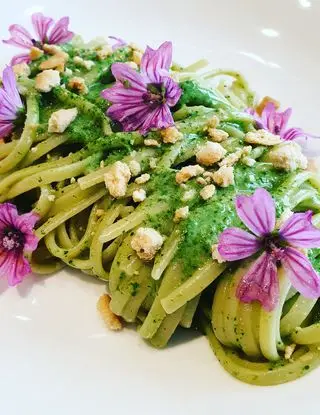 Ricetta Linguine al pesto di anacardi e malva, i suoi fiori e taralli sbriciolati di robertobabbilonia