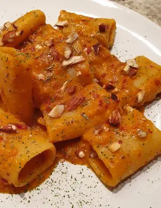 Ricetta Paccheri con crema di ceci, 'nduja, granella di mondorle tostate e polvere di rosmarino di robertobabbilonia