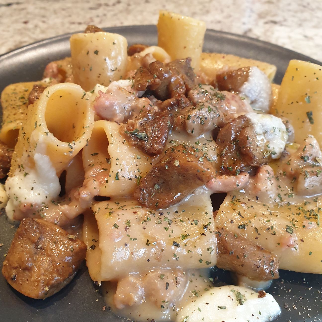Paccheri in salsa di topinambur con salsiccia, funghi porcini e polvere di mentuccia