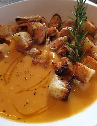 Ricetta Vellutata di zucca con insalata di cozze e crostini di pane di robertobabbilonia