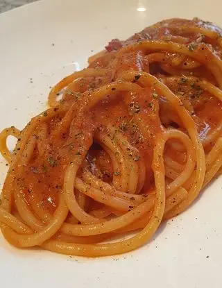 Ricetta Spaghettoni aglio, olio, e peperoncino con estratto di calamaro, salsa sriracha, polvere di maggiorana e pecorino di robertobabbilonia