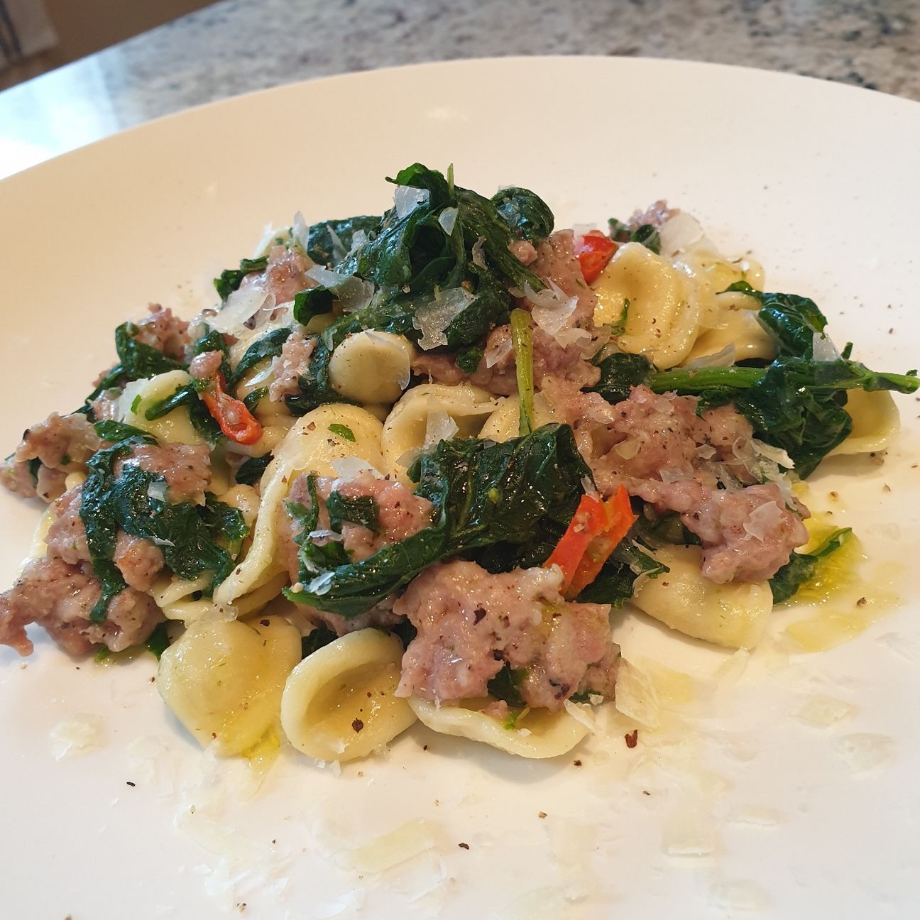 Orecchiette cime di rapa e salsiccia con peperoncino fresco e scaglie di pecorino romano