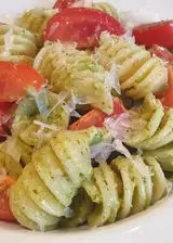 Ricetta Fusilloni al pesto con pomodorini e scagliette di pecorino