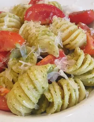 Ricetta Fusilloni al pesto con pomodorini e scagliette di pecorino di robertobabbilonia