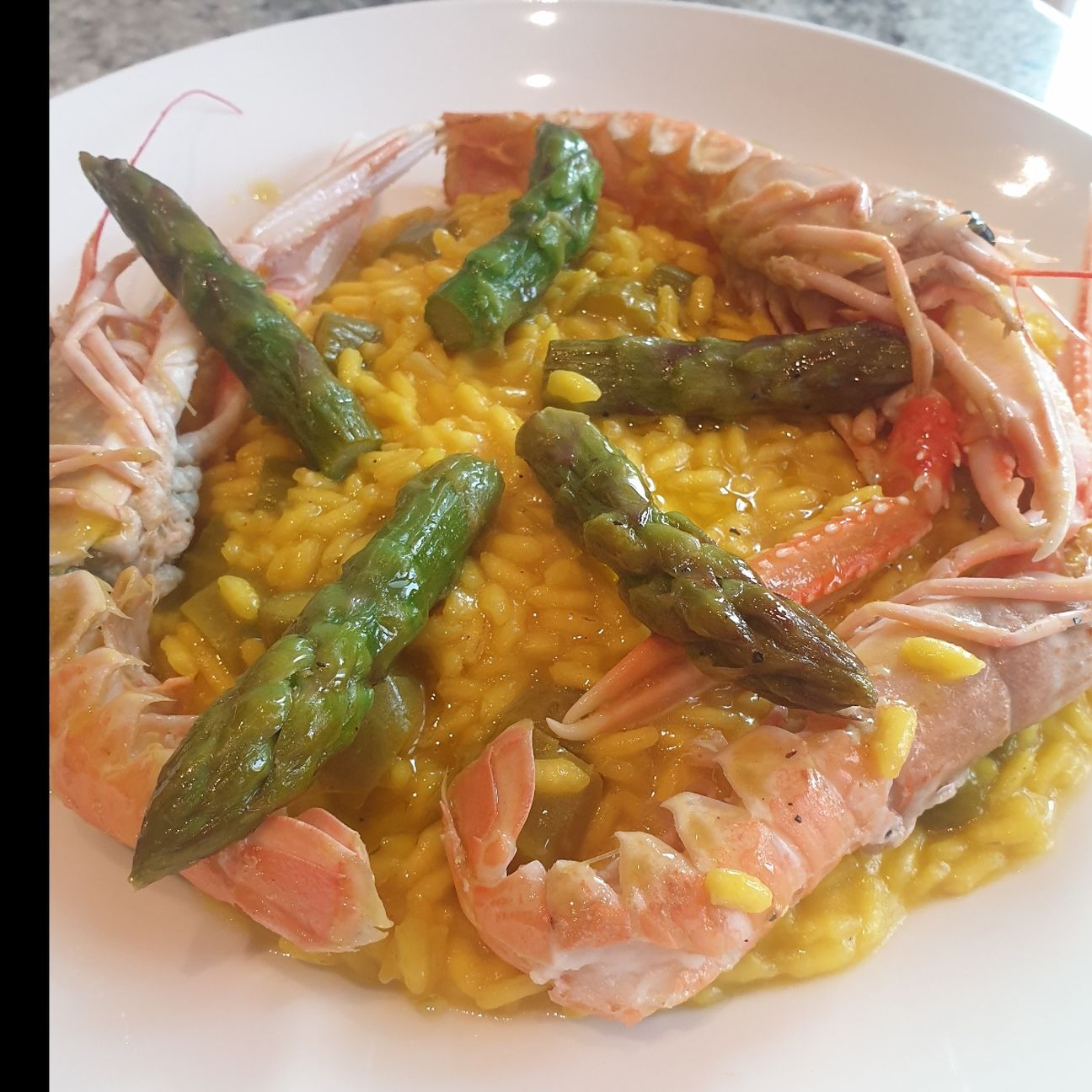 Risotto scampi, asparagi e zafferano
