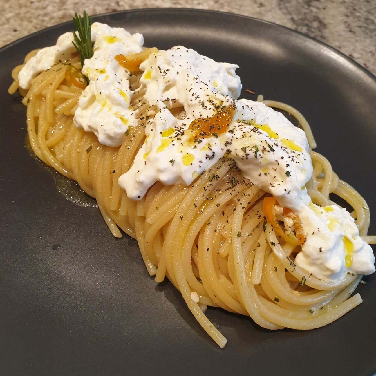 Vermicelli Garofalo aglio, olio e peperoncino con burrata e rosmarino