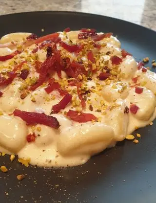 Ricetta Gnocchi di patate con crema di taleggio, speck e granella di pistacchio di robertobabbilonia