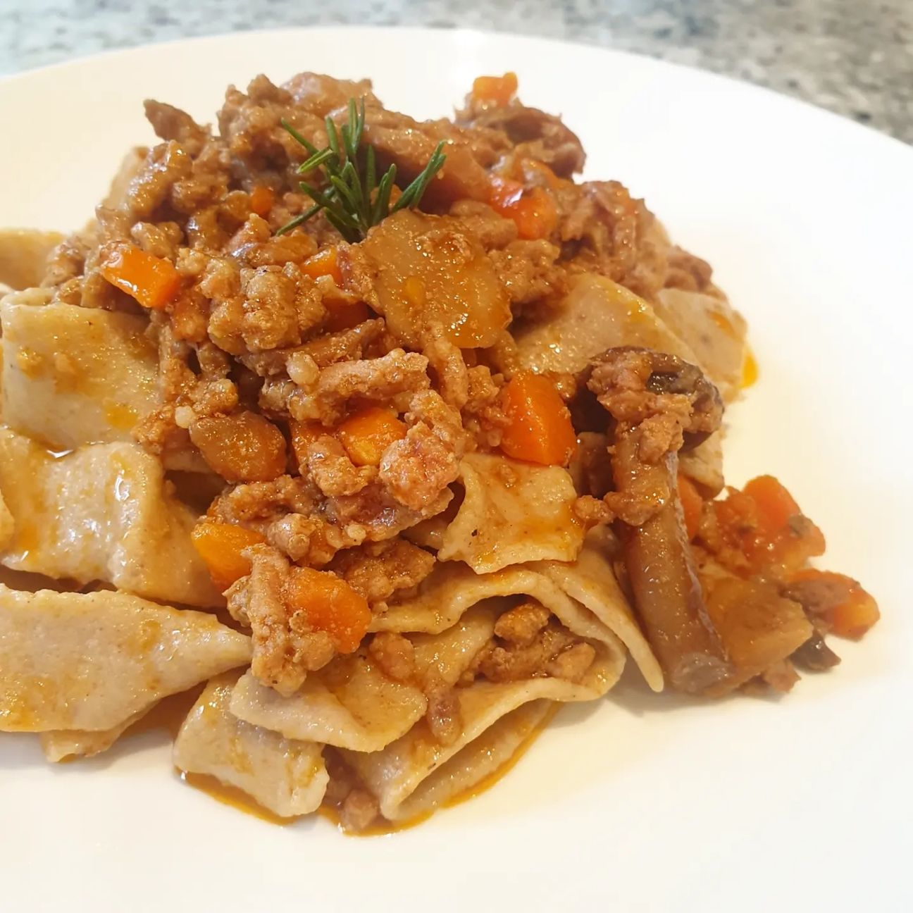 Pappardelle integrali con farina di castagne al ragù di chianina e funghi misti