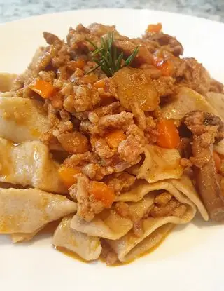 Ricetta Pappardelle integrali con farina di castagne al ragù di chianina e funghi misti di robertobabbilonia