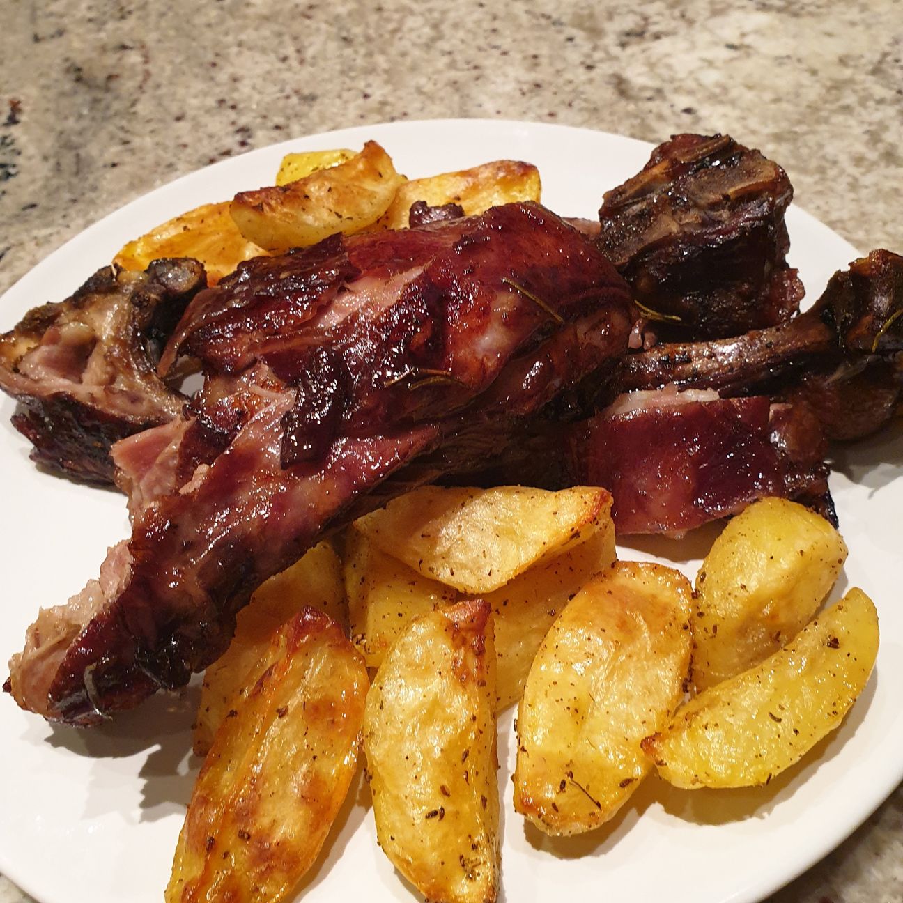 Agnello marinato al Porto e cotto al forno, laccato al miele di castagno e patate arrosto