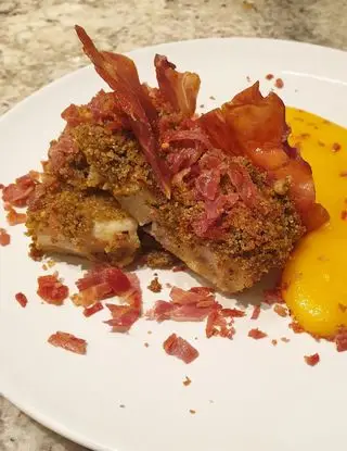 Ricetta Filetti di merluzzo gratinati in granella di mandorle con crema di zafferano e prosciutto croccante di robertobabbilonia