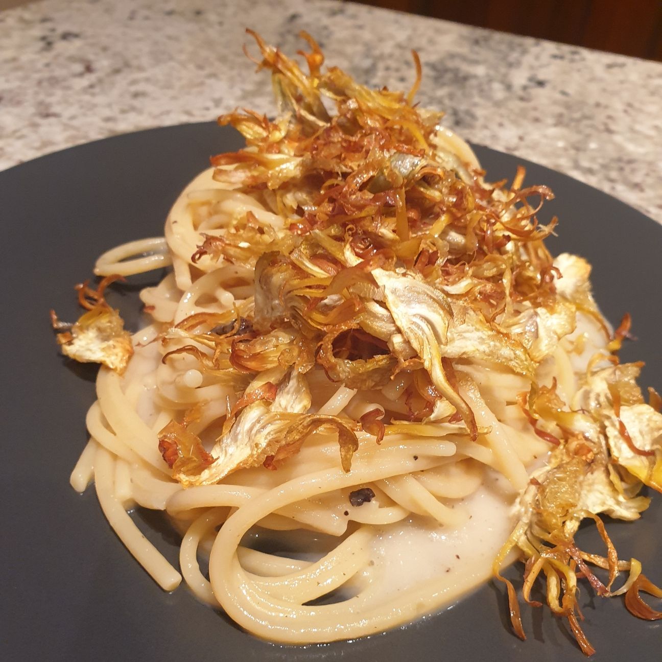 Cacio e pepe con carciofi fritti