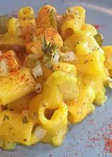 Ricetta Mezzemaniche in crema di zafferano al rosmarino con cetriolini in agrodolce e polvere di pomodoro