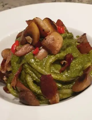 Ricetta Pici al pesto di cavolo nero con champignon piastrati, speck croccante e peperoncino fresco di robertobabbilonia