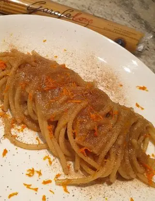 Ricetta Spaghettoni in salsa di cipolle arrosto, alici dissalate, colatura di alici, scorza d'arancia e pepe Tellicherry di robertobabbilonia