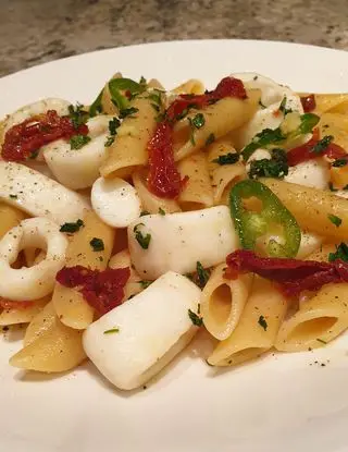 Ricetta Penne ziti con anelli di totano, pomodori secchi, peperoncino fresco e zenzero di robertobabbilonia