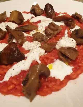 Ricetta Risotto alla barbabietola rossa con funghi trifolati, stracciatella al pepe cubebe, fiocchi di sale e olio al rosmarino di robertobabbilonia