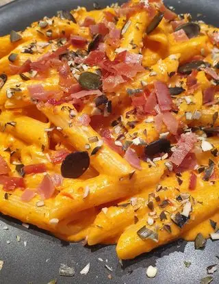 Ricetta Penne al pesto di peperoni e ricotta con prosciutto croccante e granella di semi di zucca tostati di robertobabbilonia