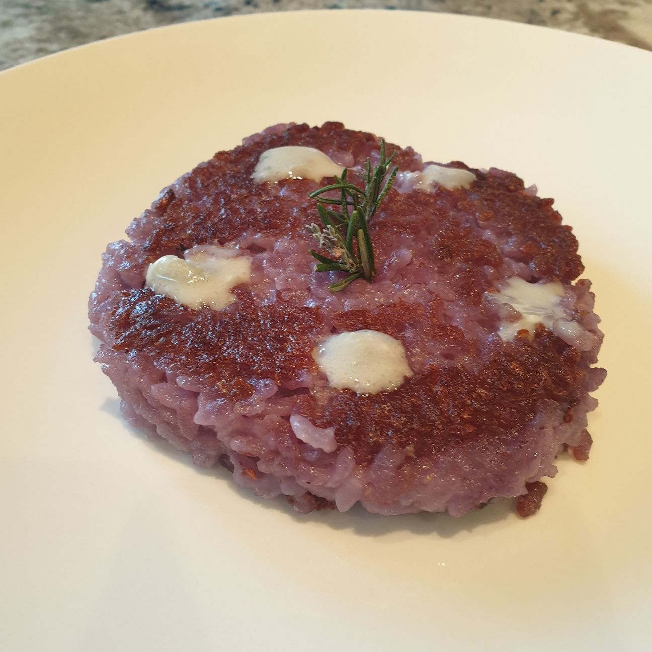 Risotto al salto ai mirtilli e gorgonzola