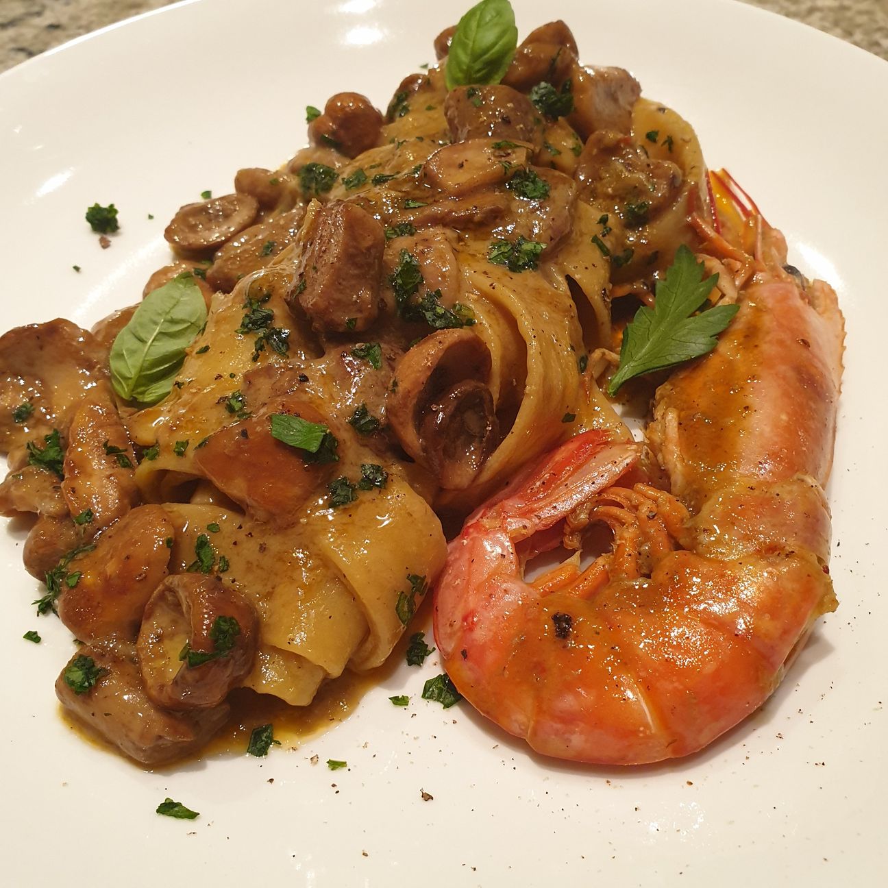 Pappardelle in bisque di gamberoni al rhum con funghi porcini e pepe di Sichuan