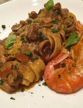 Ricetta Pappardelle in bisque di gamberoni al rhum con funghi porcini e pepe di Sichuan di robertobabbilonia