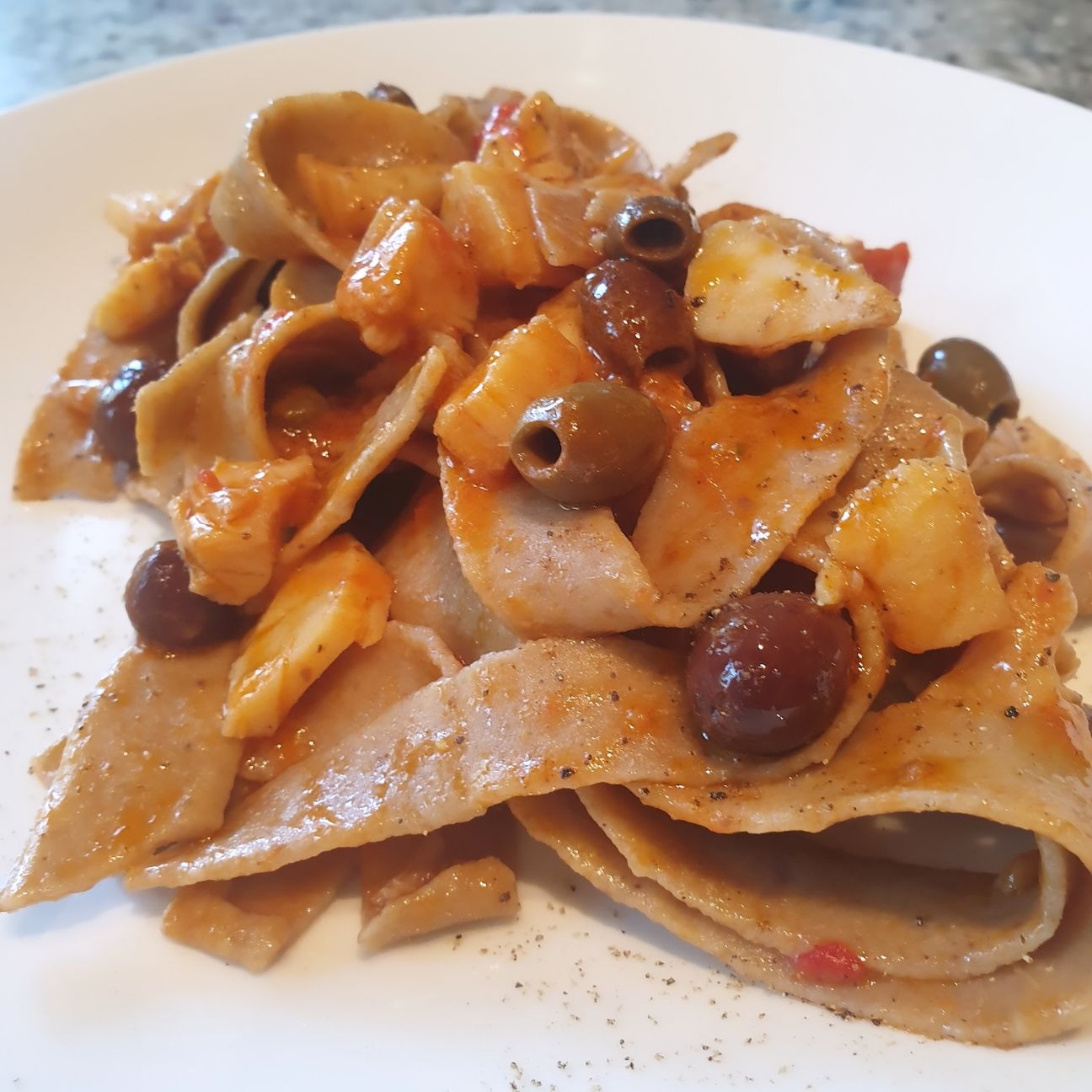Pappardelle home made di farina di castagne con ragù di merluzzo e olive di Gaeta