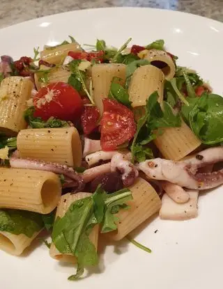 Ricetta Insalata di pasta con totani, pomodori secchi, olive taggiasche, datterini e rucola di robertobabbilonia