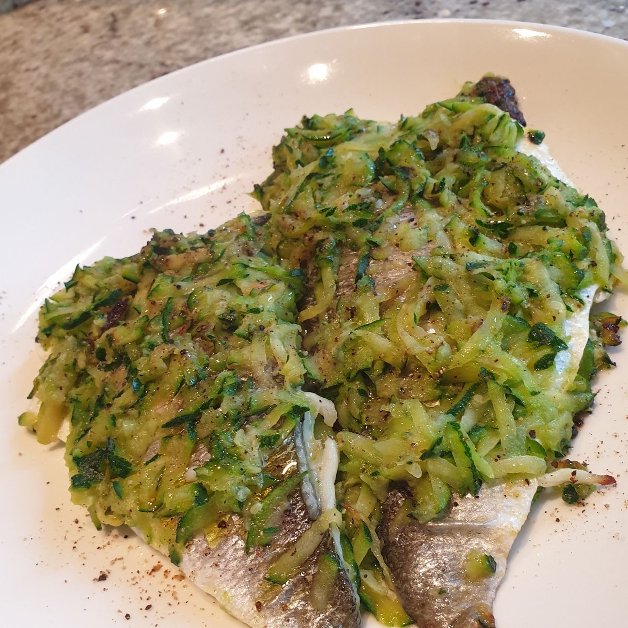 Filetti di orata in crosta di zucchine