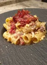 Ricetta Rigatoni in crema di gorgonzola dolce con speck croccante e granella di noci