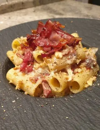 Ricetta Rigatoni in crema di gorgonzola dolce con speck croccante e granella di noci di robertobabbilonia