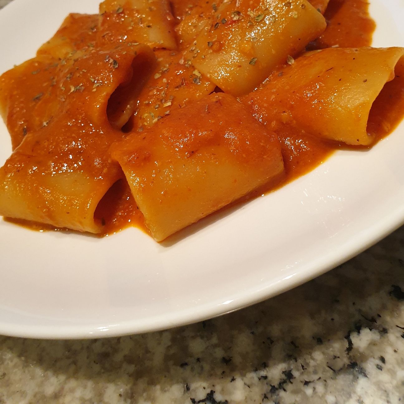 Paccheri in crema di pomodori al forno e origano calabrese di montagna