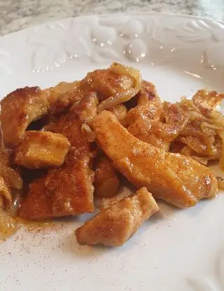 Ricetta Straccetti di petto di pollo alla paprika con cipolle stufate di robertobabbilonia