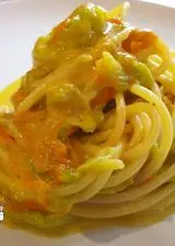 Ricetta Spaghetti ai fiori di zucca e zafferano