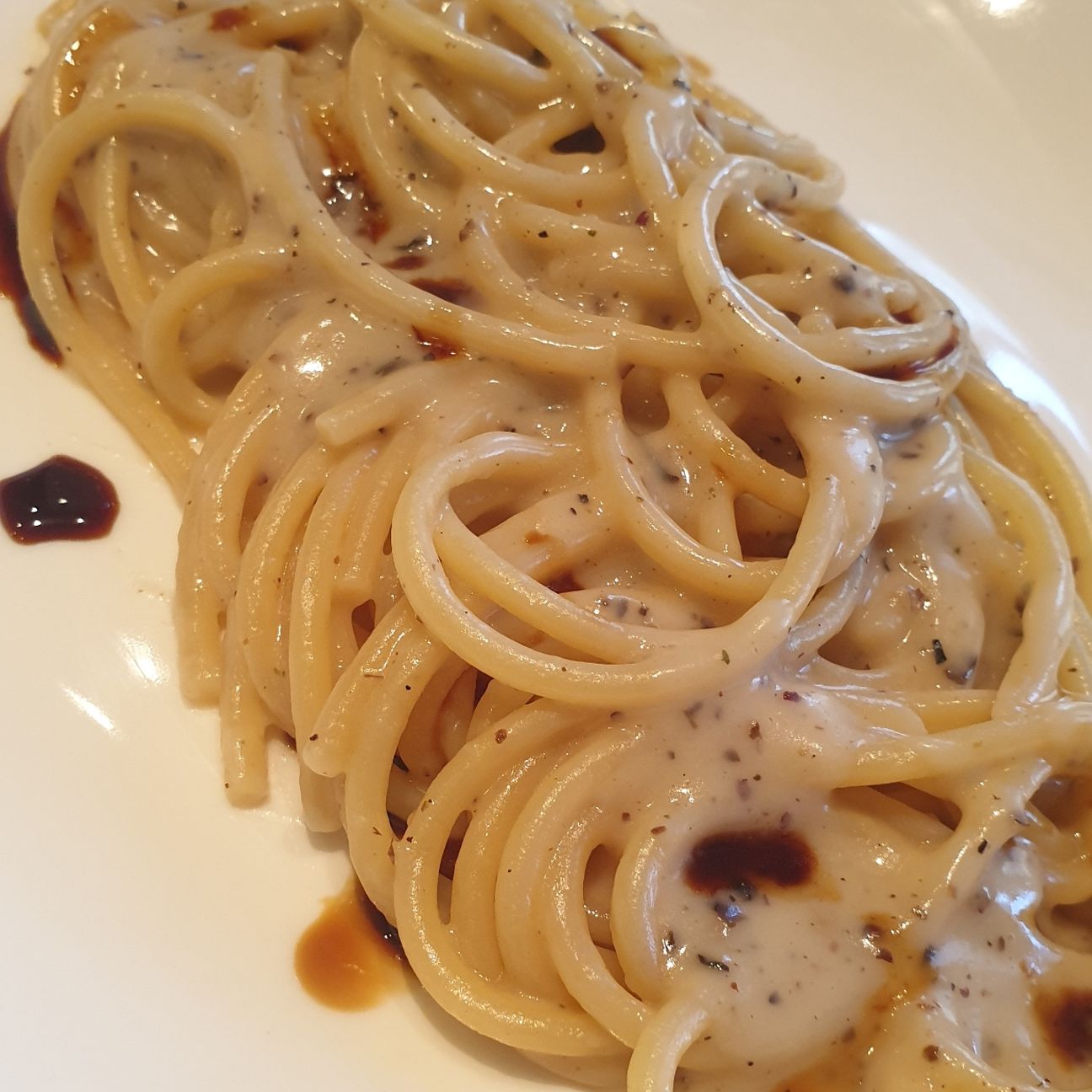 Spaghettoni cacio, pepe e glassa di fichi