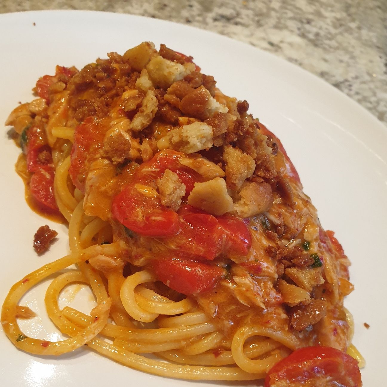 Tonnarelli con tonno, pomodorini, 'nduja e taralli tostati