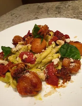 Ricetta Fusilli al pesto di zucchine, basilico e noci con seppioline in guazzetto, pomodorini piastrati e briciole di tarallo. di robertobabbilonia