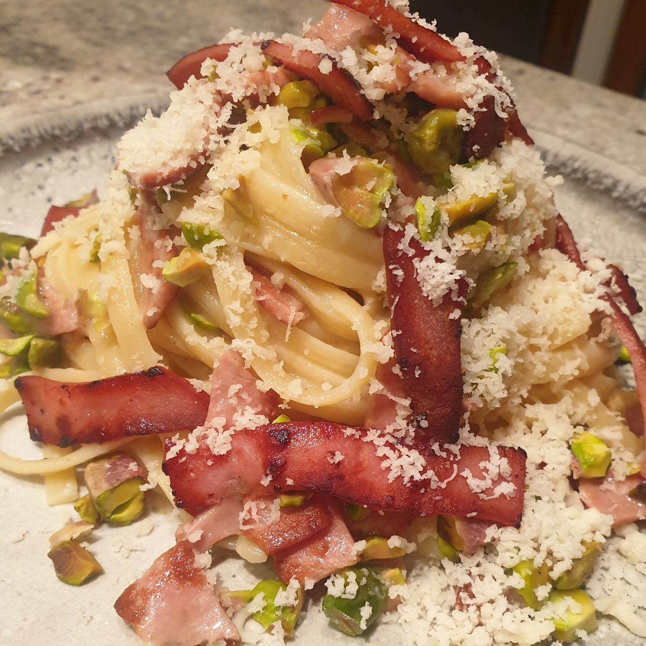 Linguine con mortadella piastrata, pistacchi e provolone piccante